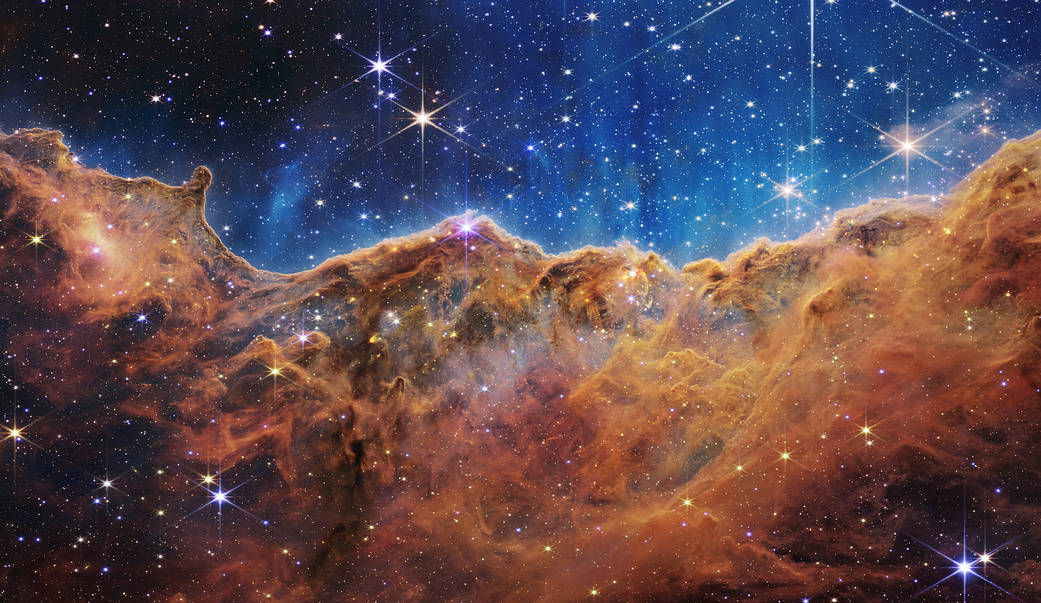 Webb'in çektiği "Kozmik Uçurumlar" adlı fotoğraf Karina Bulutsusu'ndaki NGC 3324 bölgesinin kenarını gösteriyor.