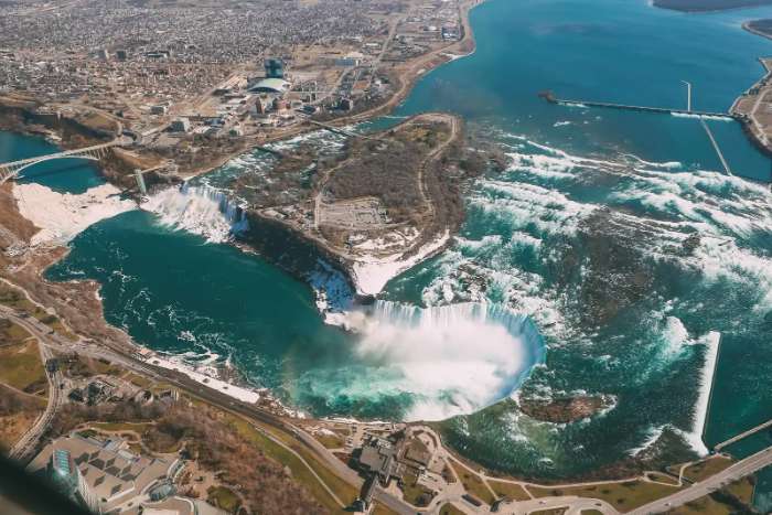 Niagara Şelalesi güçlü bir hidroelektrik kaynağı.