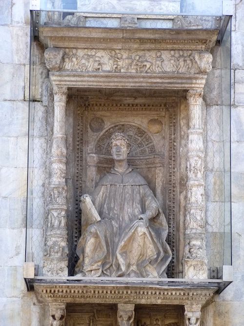 Santa Maria Maggiore Katedrali'nin cephesinden Gaius Plinius Caecilius Secundus'un Heykeli