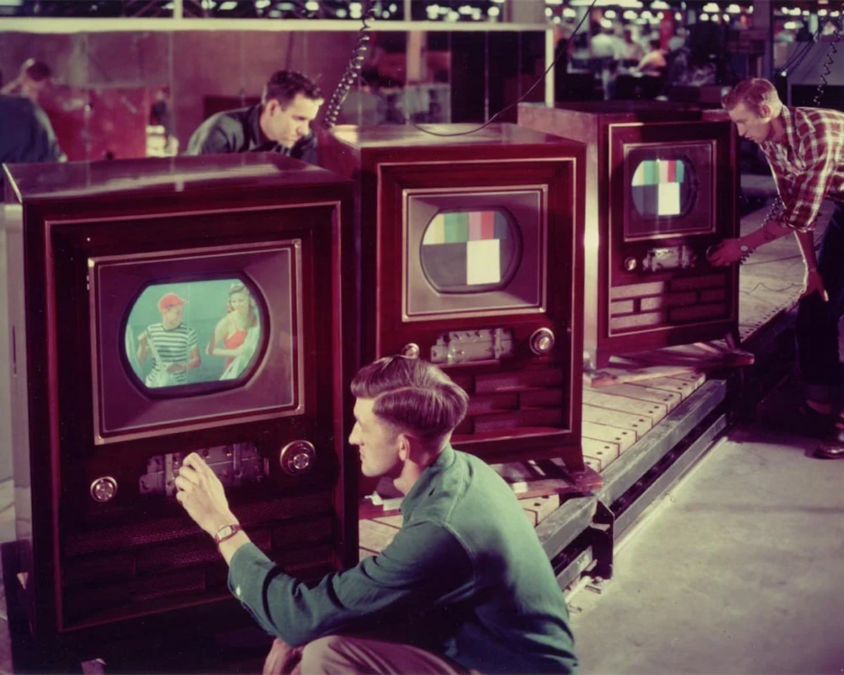 ilk renki televizyon hangisidir