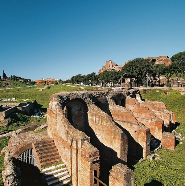 Elagabalus'un keyif alarak düzenlediği spor yarışmaları yer olan Roma'daki Circus Maximus'un kalıntıları