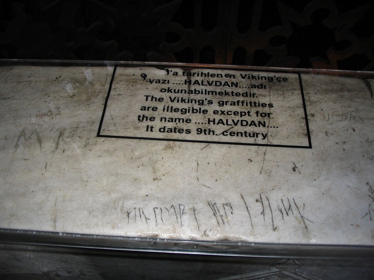 Ayasofya'daki muhtemelen Vareg Muhafızları üyeleri tarafından oyulmuş runik yazıtlardan biri