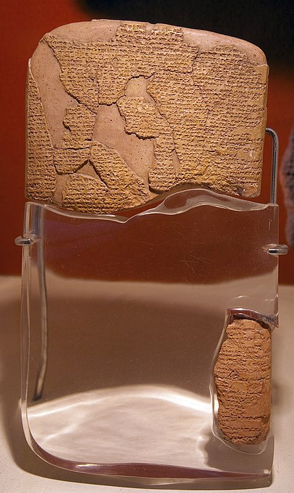 İstanbul Arkeoloji Müzesi'nde sergilenen Mısır-Hitit barış antlaşması, herhangi bir türde yazılı uluslararası anlaşmanın en eski örneğidir. Kaynak: Wikimedia