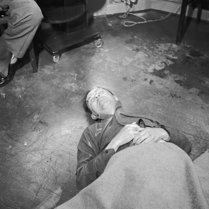 Himmler'in siyanür zehirlenmesiyle intiharından sonra cesedi, Mayıs 1945
