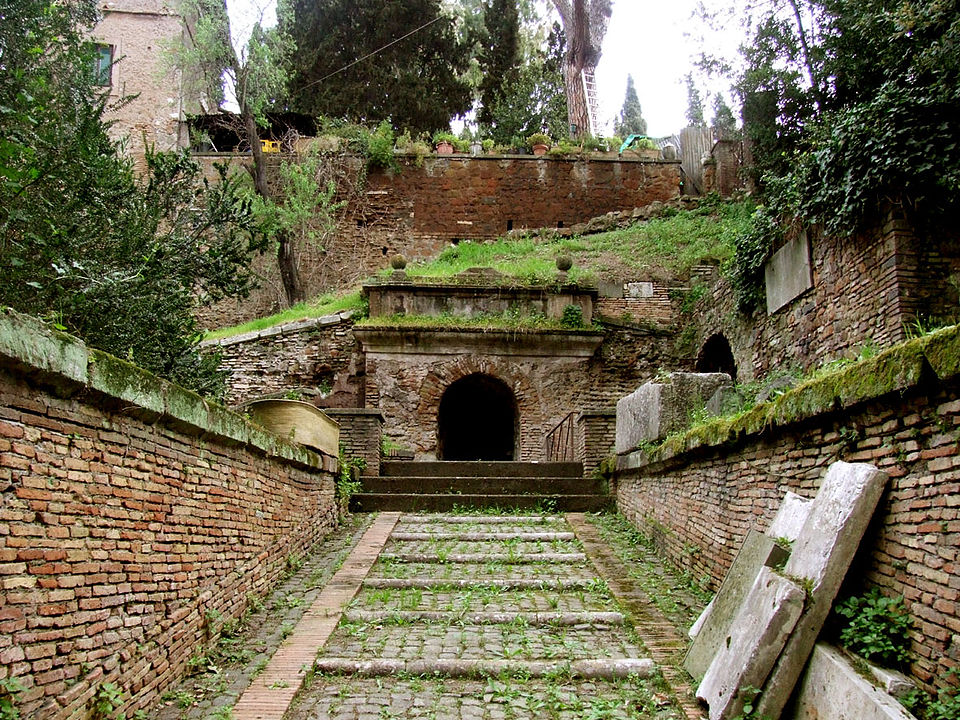 Scipio ailesinin mezarına giriş. Mezar, sonuncusu 1780 yılında olmak üzere iki kez yeniden keşfedilmiştir. Roma, İtalya