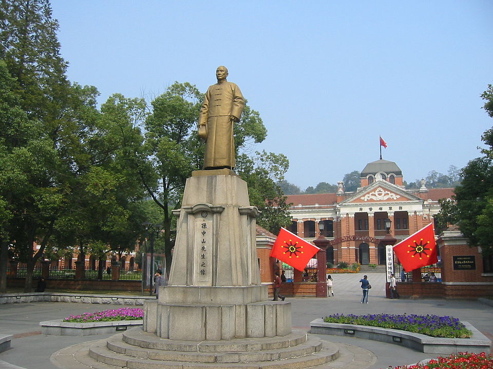 Sun Yat-sen'in Wuhan'daki İlk Ayaklanma Meydanı'nda, eski Hubei askeri hükümet binasının önünde yer alan heykeli
