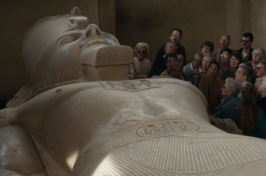 Müze turistleri Firavun Ramses II'nin devasa bir oymasına hayranlıkla bakıyor. Kaynak: National Graphic Image Collection