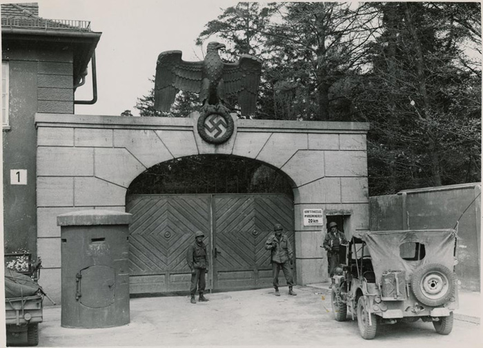 Dachau toplama kampının ana girişindeki kapılar, 1945

