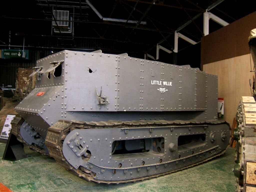 İlk tank ve paletlerin üzerinde büyük bir su tankı tasarımı olduğu için neden bu ismi aldıklarını anlayabilirsiniz. İngilizlerin ilk tank tasarımı Little Willie.