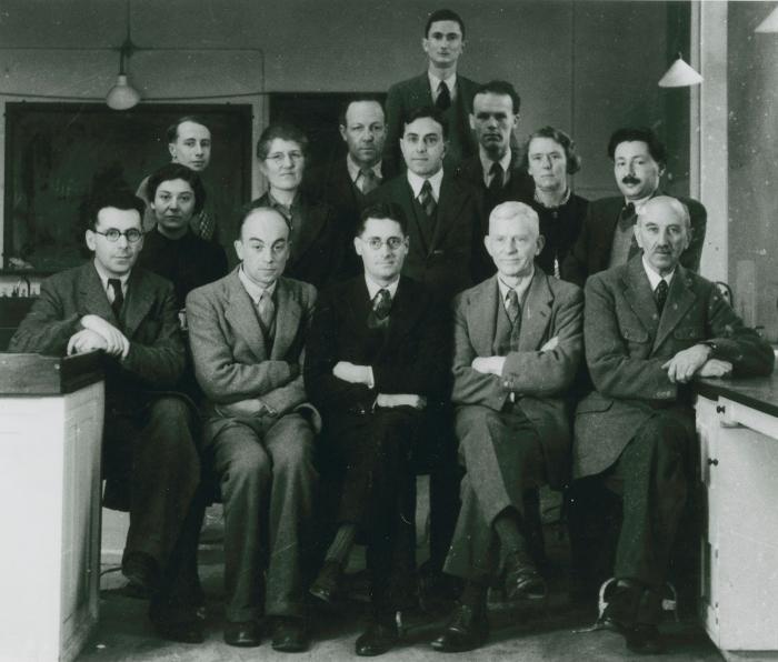 Howard Florey (alt orta) ve Ernst Boris Chain (sağdan ikinci) Fleming'in keşfini ileri taşımak için Oxford'da bir ekip kurdular.