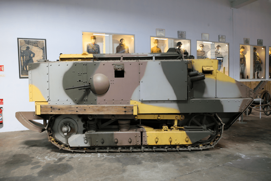 Schneider CA 1 (orijinal adıyla Schneider CA) Birinci Dünya Savaşı sırasında geliştirilen ilk Fransız tankıydı.
