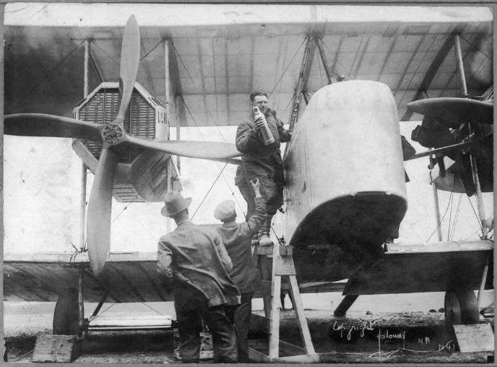 Kaptan John Alcock transatlantik uçuşundan önce Vickers Vimy uçağına erzak istifliyor, 14 Haziran 1919.