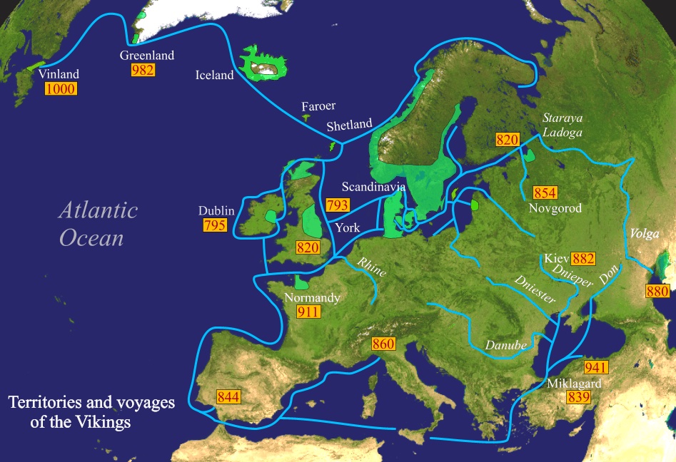 Viking seferleri (mavi çizgi): Avrupa'nın büyük bölümü, Akdeniz, Kuzey Afrika, Küçük Asya, Kuzey Kutbu ve Kuzey Amerika'ya yaptıkları seferlerin sıra dışı genişliğini göstermektedir. 911'de ″Viking bölgesi″ olarak tasvir edilen Aşağı Normandiya, Frank kralı tarafından 911'de Rollo'ya verilen toprakların bir parçası değil, Yukarı Normandiya'ydı