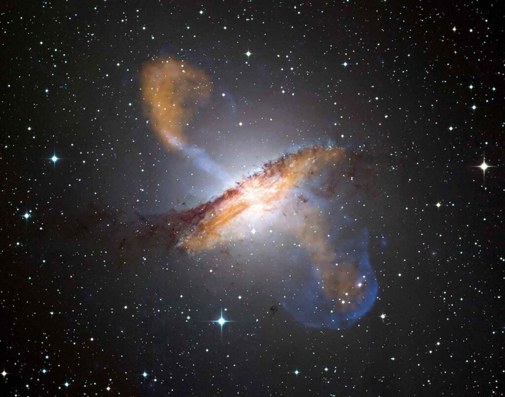 İkiz jetler bize en yakın radyo galaksisi olan Erboğa ya da Centaurus A'da canlı bir şekilde görülebiliyor. (ESO/WFI (Optik); MPIfR/ESO/APEX/A.Weiss vd.)