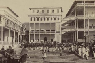 Zanzibar Sultanı'nın sarayında insanlar ve askerler, yak. 1880 - yak. 1920. Rijksmuseum.