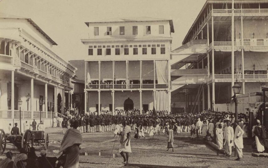 Zanzibar Sultanı'nın sarayında insanlar ve askerler, yak. 1880 - yak. 1920. Rijksmuseum.