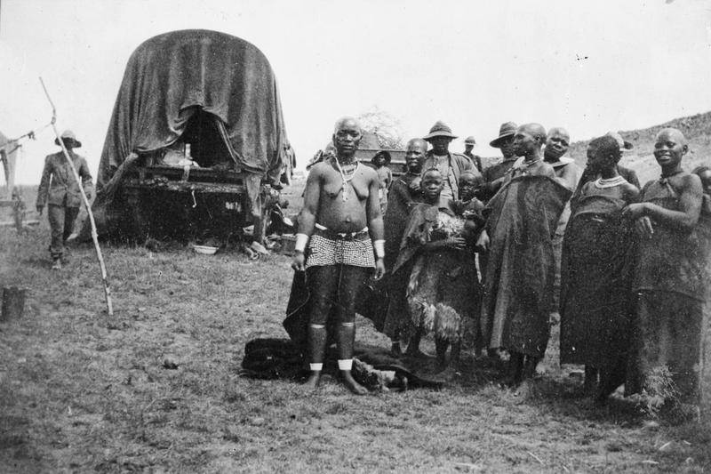 Güney Afrika yerlileri kendilerini toplama kampına götüren vagonun önünde poz veriyor.  Güney Afrika. 1899-1902 civarı.