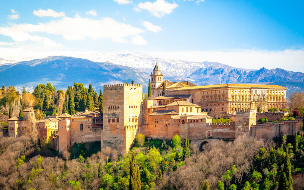 Nasriler tarafından 13. yüzyılda inşa edilen ve 1491'de yıkılana kadar iktidar merkezi olan Granada'daki El Hamra (Alhambra) sarayı
