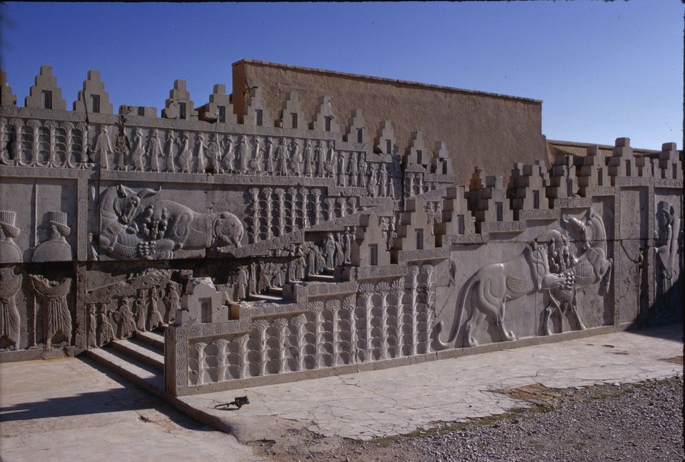 Persepolis'teki Apadana Merdiveni'nden bir görünüm
