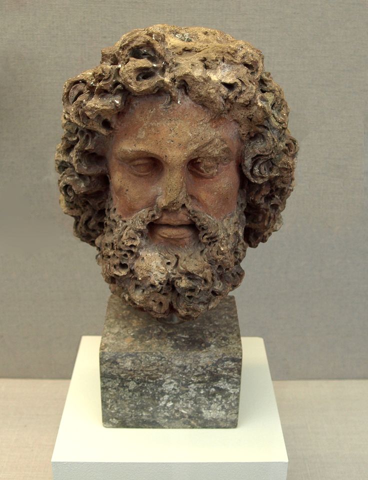 Etrüsk tanrısı Tin/Tinia'nın pişmiş toprak büstü, panteonun başı ve Roma'daki Zeus/Jüpiter'in karşılığıdır. M.Ö. 300-250, (Staatliche Antikensammlungen, Münih)