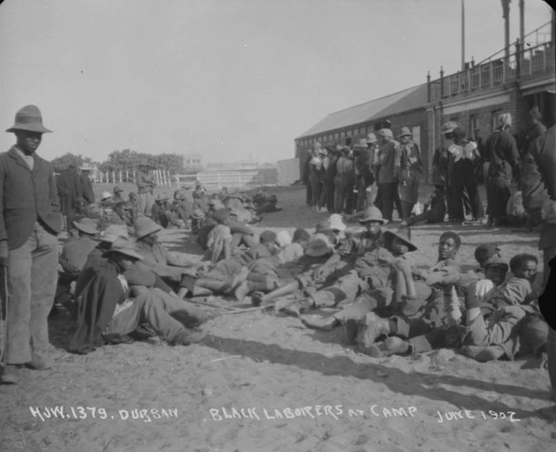 Yerli Güney Afrikalılar, işgalci İngiliz güçleri tarafından sık sık zorla çalıştırıldı.  Durban Kampı, Güney Afrika. Haziran 1902.