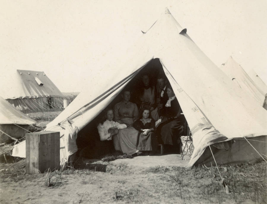 Küçük bir çadırın içinde yaşamaya çalışan bir Boer ailesi.