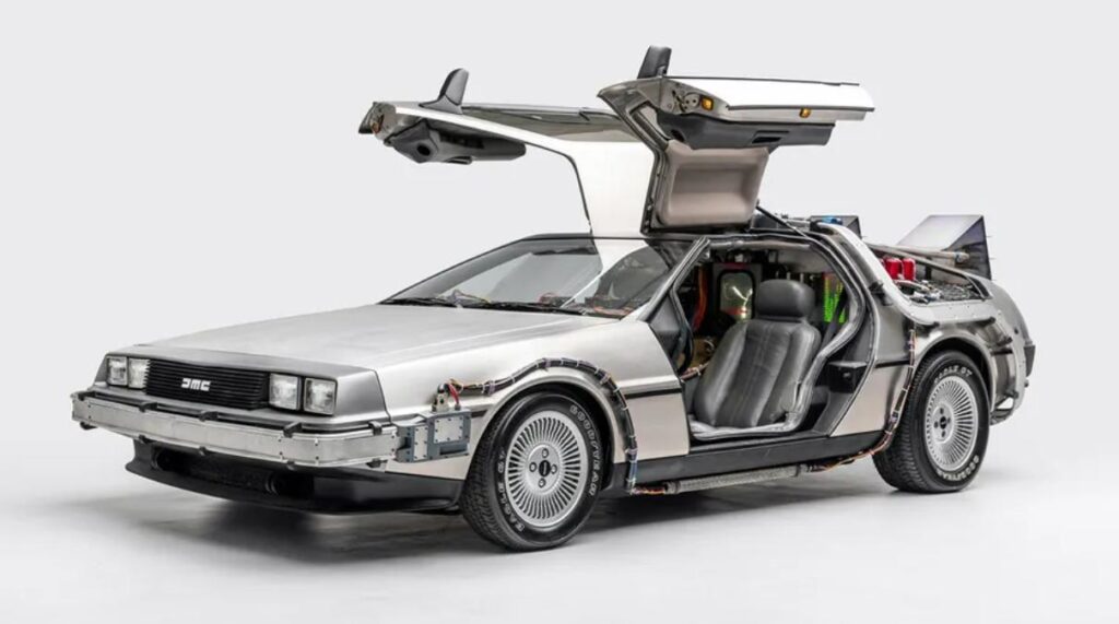 İlk filmdeki "Geleceğe Dönüş" DeLorean'ı artık Universal Pictures'ın mülkiyetinde.(National Historic Automobile Register)