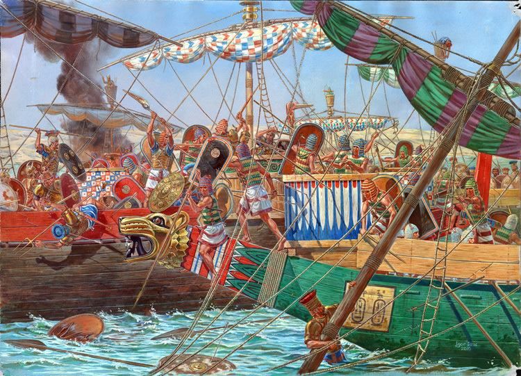 Ramses III ve askerleri Delta Deniz Muharebesi'nde sırasında Deniz Kavimleri'ni yenerken
