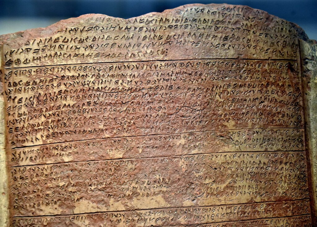 Bu Capua kil tableti gibi bugüne kadar dört uzun metin bulunmuştur. Bununla beraber, Yunan alfabesini temel alan sağdan sola yazı okunabilir ancak tercümesi çok zordur. Kil tablet. M.Ö. 5. yüzyıla ait. Almanya'nın Berlin kentindeki Altes Müzesi'nde sergilenmektedir.