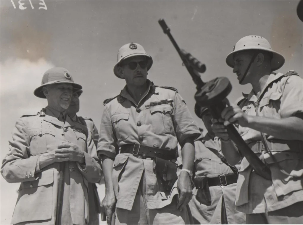 Güney Afrika Birliği Başbakanı Mareşal Jan Smuts (solda) ve 1. Güney Afrika Tümeni Komutanı Tümgeneral George Brink (ortada) Kuzey Afrika'da bir teftiş turu gerçekleştiriyor.
