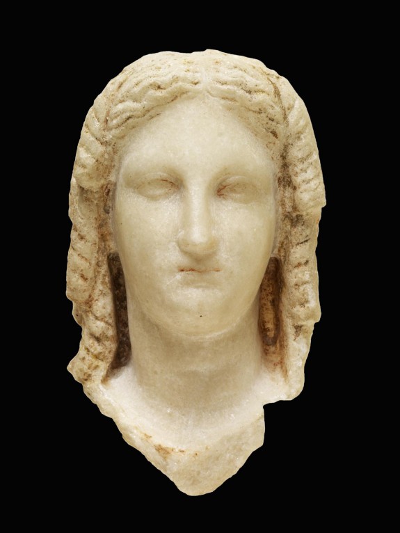Kral IV. Ptolemaios Philopator'un karısı ve kız kardeşi Kraliçe III. Arsinoe, kraliyet diademini ve tanrıça İsis'in saç stilini takıyor.