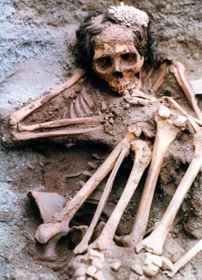 16. yüzyıl Peru'sundan, İspanyol silahlarıyla öldürülen İnkalıları tasvir eden kemikler