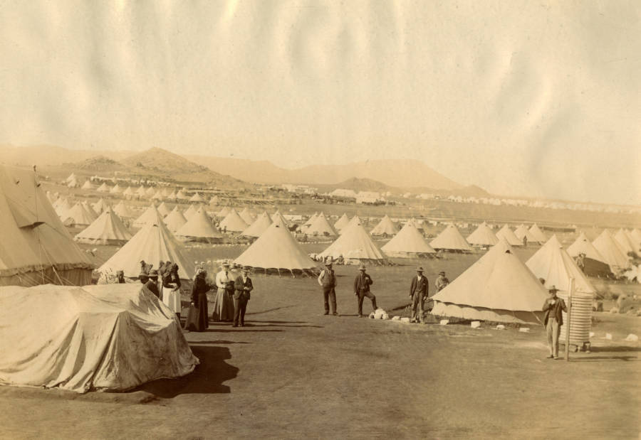 Boer Savaşı'nda bir toplama kampını oluşturan çadır sıralarının uzaktan görünümü. Norval Pont Kampı, Güney Afrika. 1901. London School of Economics and Political Science Kütüphanesi