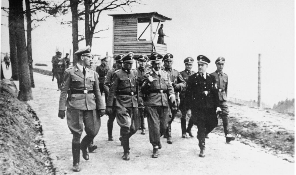 Himmler, Ernst Kaltenbrunner ve diğer SS yetkilileri 1941 yılında Mauthausen toplama kampını ziyaret ediyor
