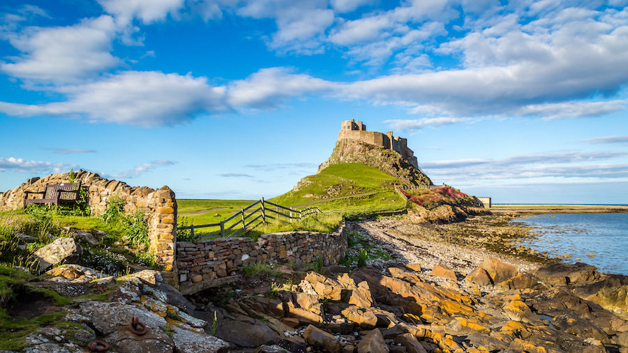 Aidan'ın manastırının bulunduğu 'Kutsal Ada' olarak da bilinen gelgit adası Lindisfarne.
