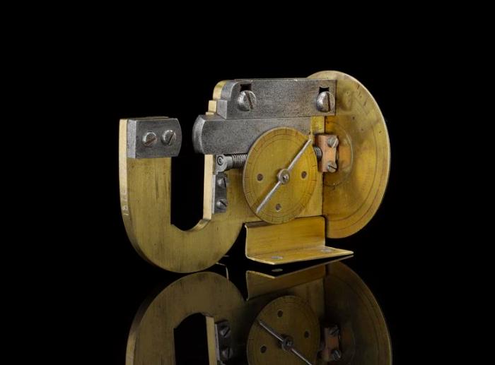 Watt'ın mikrometre vidalı, uç ölçüm cihazı, 1776. Muhtemelen yapılan ilk vidalı mikrometredir.