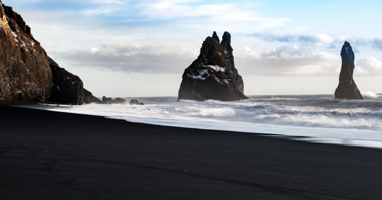 Bir İzlanda kumsalındaki siyah kum, Reynisfjara.