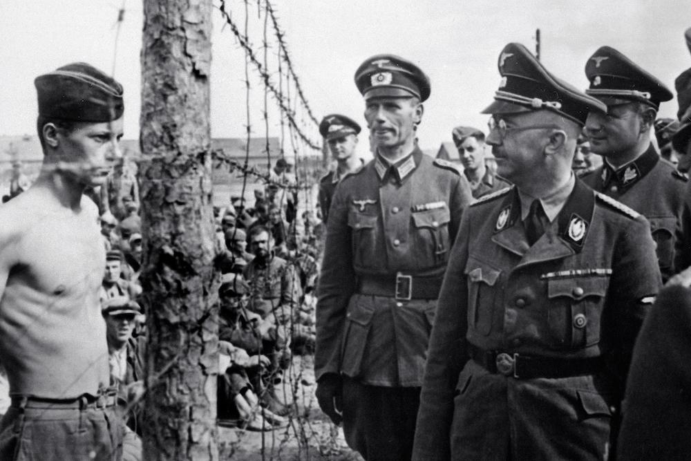 Sovyet savaş esiri, SSCB'nin Minsk kentindeki bir savaş esiri kampını ziyareti sırasında Heinrich Himmler'e bakıyor. Ağustos 1941