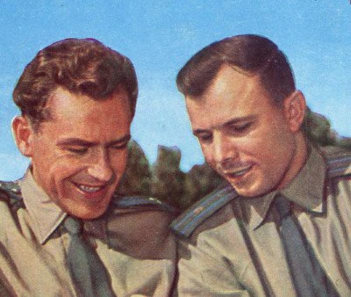 Gherman Titov (solda) ve Yuri Gagarin.