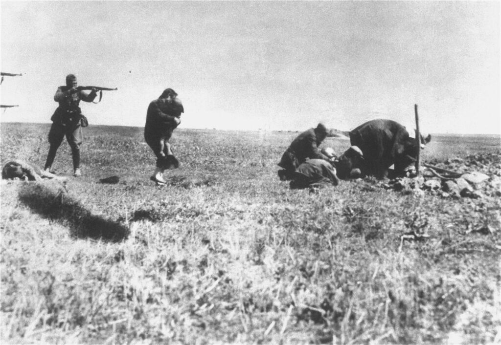 Ukrayna 1942 - Ivangorod Ukrayna yakınlarında Einsatzgruppen tarafından Yahudilerin infaz edilmesi