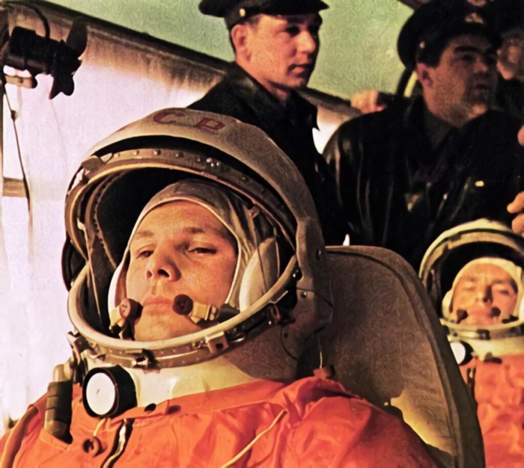 Yuri Gagarin fırlatma alanına otobüsle giderken. Gherman Titov onun arkasında. (Kredi: ©Roscosmos)