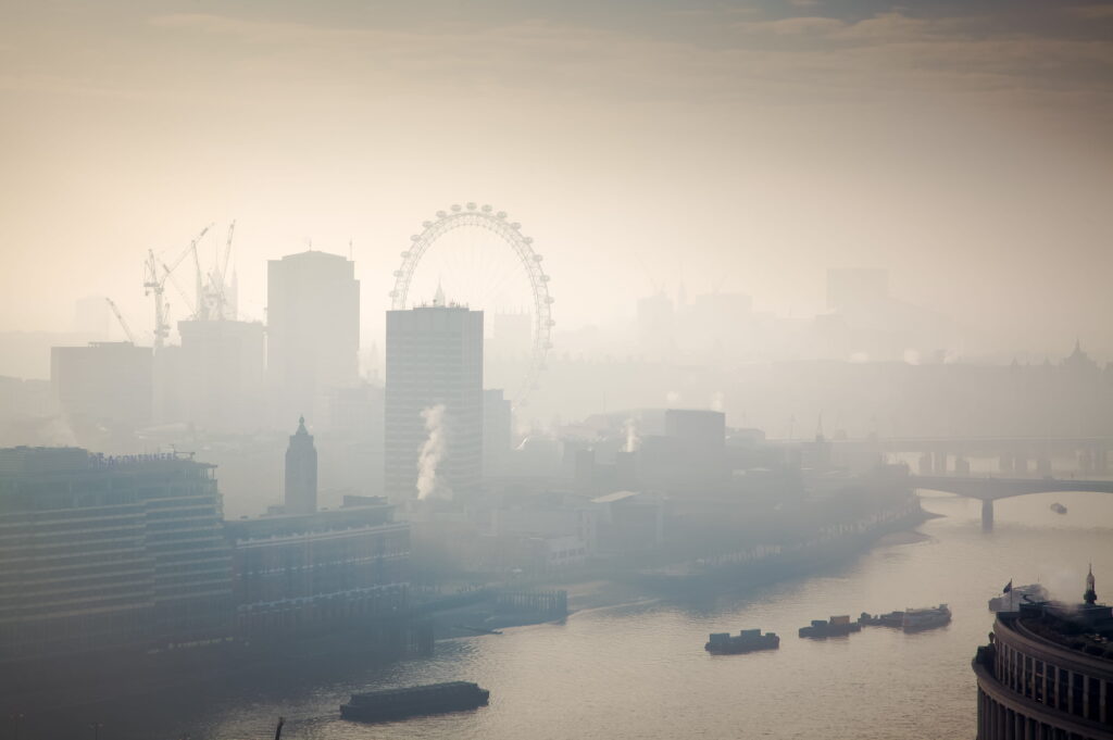 Londra'nın sisli görünen kentsel manzarası
