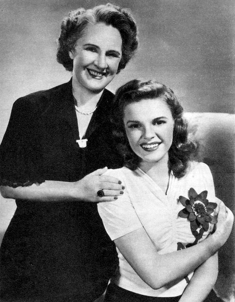 Judy Garland, annesi Ethel ile birlikte. 