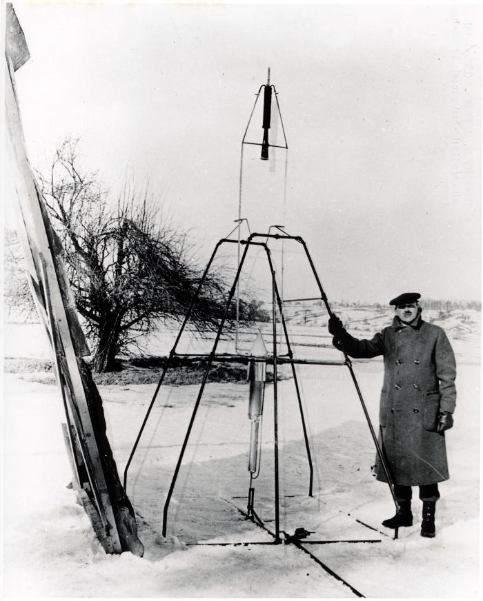 Ay vurgusu: Ay'a uçuşu ilk hayal eden Amerikalı öncü Dr. Robert H. Goddard ilk roketini 1926'da fırlattı. 1937'de ise daha gelişmiş bir roket tasarladı.