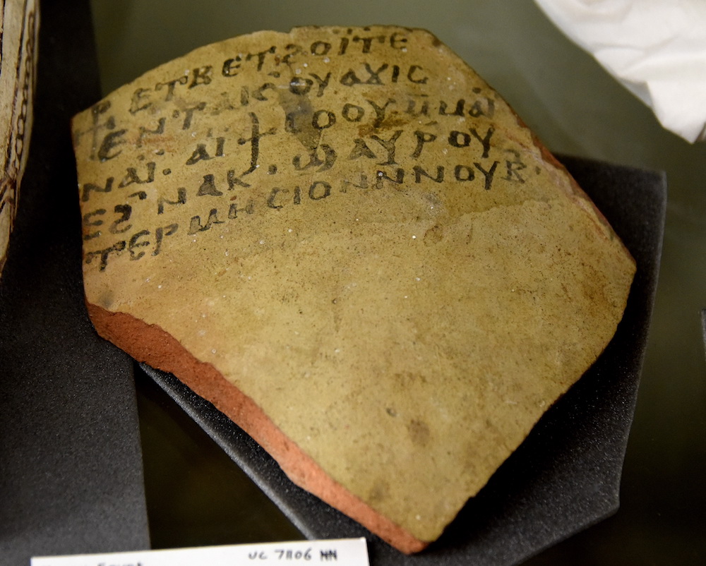 Üzerinde Kıpti Sahidik dilinde 5 satır yazılı bir çömlek kap parçası. Bizans dönemi, MS 6. yüzyıl. Teb, Mısır. Petrie Mısır Arkeoloji Müzesi