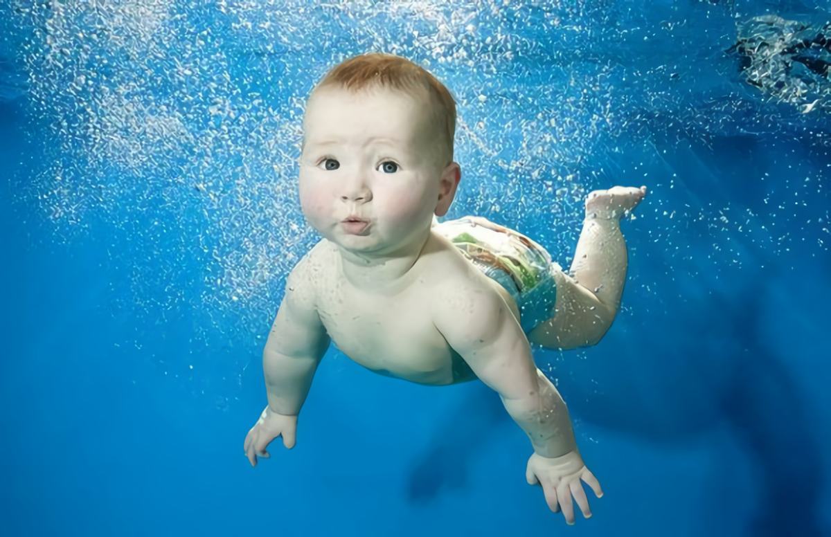Suda yüzen bebek.