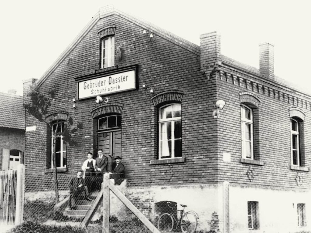 1930'larda Herzogenaurach, Almanya'daki Dassler ayakkabı fabrikası.  Kaynak: Wikimedia Commons
