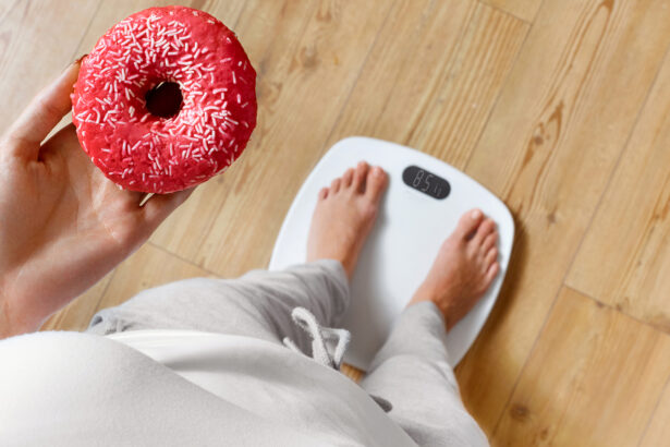 Diyet. Tartıda Vücut Ağırlığını Ölçen Kadın Donut Tutuyor. Tatlılar Sağlıksız Abur Cuburlardır.