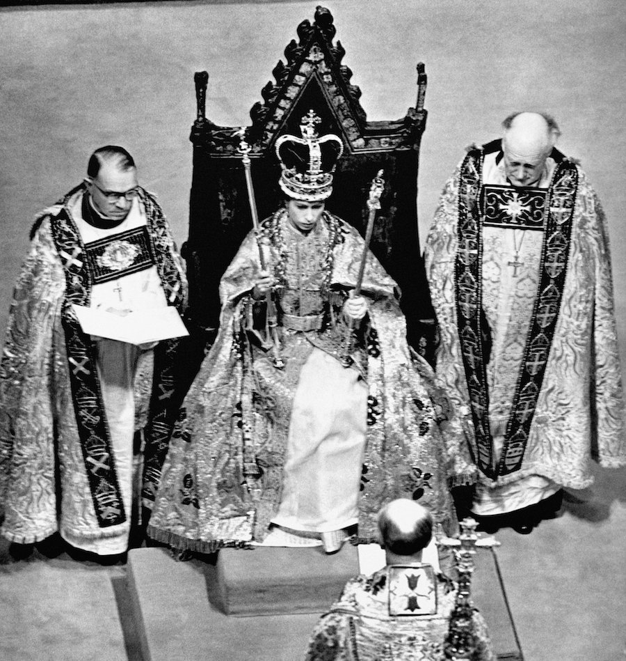 Kraliçe II. Elizabeth, 2 Haziran 1953 tarihinde Westminster Abbey'de düzenlenen taç giyme töreninde Aziz Edward Tacı'nı taktı. 
