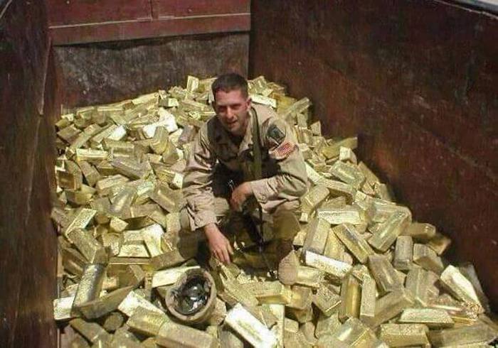ABD askerlerinin Irak topraklarından kaçırdığı altınlarla poz veren bir asker.